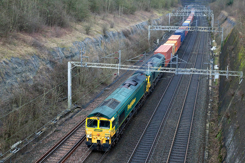 66545 & 66516, unidentified down Freightliner, Roade Cutting 
 I never did manage to work out what this working was! The fact it was double-headed could indicate that it was late running perhaps beacuse of failure? If anybody can let me know what 66545 and 66516 were powering on this day I would be very appreciative. 
 Keywords: 66545 66516 Freightliner Roade Cutting