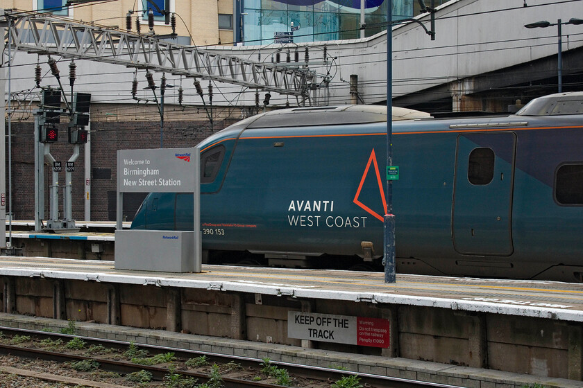 390153, 08.00 Glasgow Central-London Euston (9M51, 7L), Birmingham New Street station 
 The front end of the 9M51 08.00 Glasgow to Euston service is seen waiting at New Street worked by Avanti's 390153. I am always surprised by the fifteen-minute dwell time at Birmingham that seems to add an unnecessary amount of time to the four hundred and seven-mile journey. 
 Keywords: 390153 08.00 Glasgow Central-London Euston 9M51 Birmingham New Street station