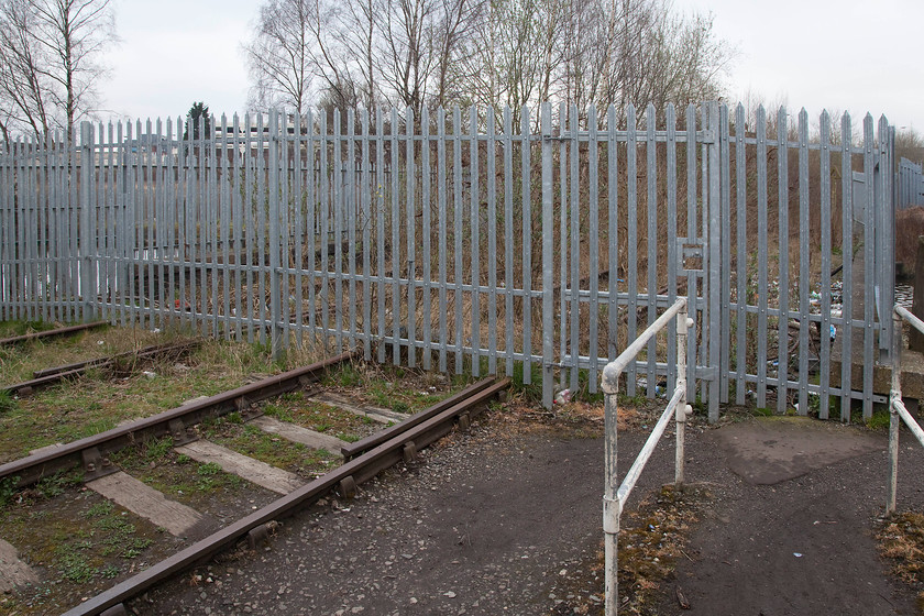 Foot crossing, former St Helens and Runcorn Gap Railway, St 
 The track of the former fright only line from St. Helens to Sutton Oak Junction that has not carried any traffic since the mid 2000s. Most of the infrastructure remains but it is completely overgrown. 
 Keywords: Foot crossing St. Helens SJ515950