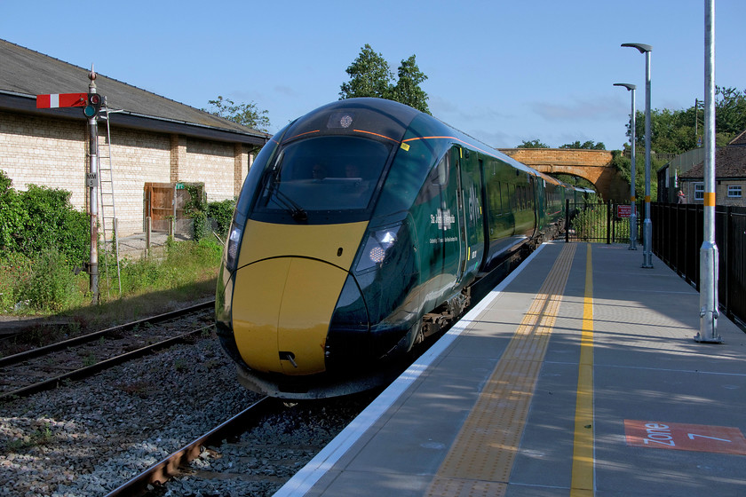 802011, GW 06.42 Hereford-London Paddington (1P18, 1E), Moreton-in-Marsh station 
 800011 'Sir Joshua Reynolds' arrives at Moreton-in-Marsh forming the 06.42 Hereford to Paddington service. Moreton-in-Marsh's down starter signal can be seen to the left with the ugly building that is a supermarket behind it. Notice the extended platform to accommodate the longer IETs and the painting of Zone 7 on the platform, what on earth is wrong with Coach 7 I ask myself? At the time of writing, Moreton remains a bastion of lower quadrant mechanical signalling, but for how much longer; not long if Network Rail has its way. 
 Keywords: 802011 06.42 Hereford-London Paddington 1P18 Moreton-in-Marsh station