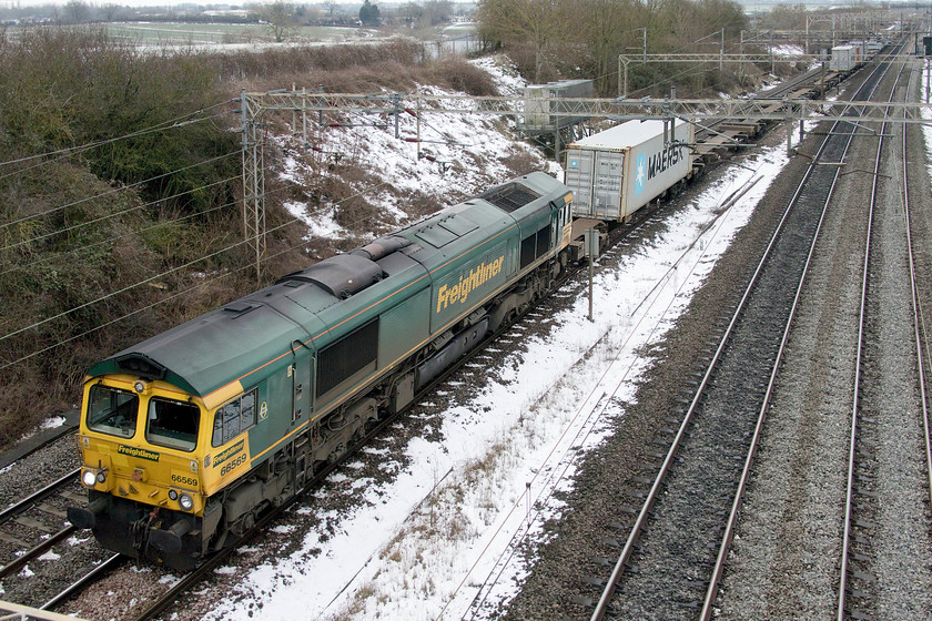 66569, 09.12 Felixstowe North-Ditton (4M63), Victoria bridge 
 66569 is about to pass under Victoria bridge leading the 09.12 Felixstowe North to Ditton Freightliner. Standing in this exposed spot gave me no protection from the strong easterly wind. I was glad that I had prepared myself by dressing appropriately but I still had to jump up and down a bit! 
 Keywords: 66569 09.12 Felixstowe North-Ditton 4M63 Victoria bridge