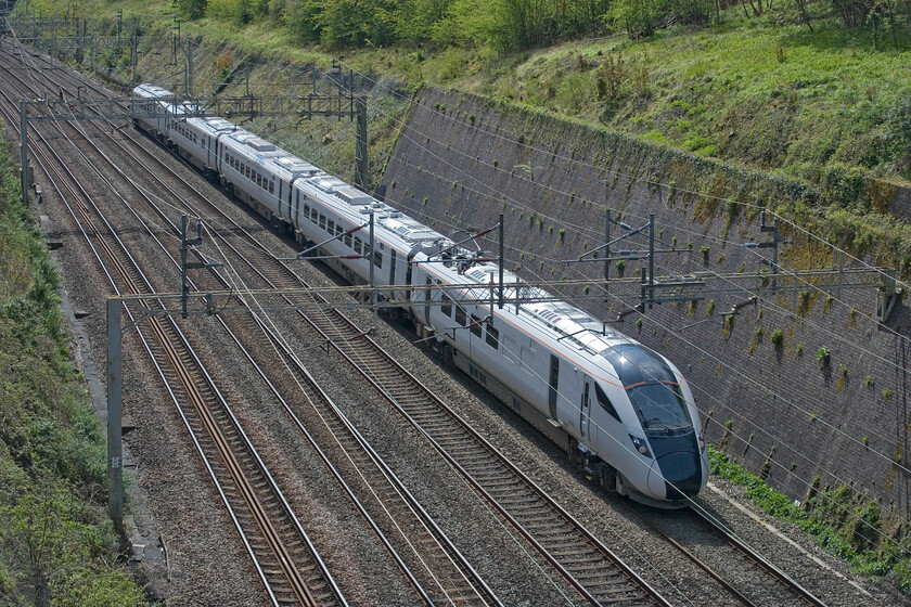 805002, 11.02 London Euston-Crewe (5Q93, RT), Roade cutting 
 The second Avanti test train within ten minutes passes through Roade cutting. Bi-mode 805002 looks rather nude in its plain grey livery working the 5Q93 11.02 Euston to Crewe test run. A few years ago during the run-down of Virgin's term running WCML services, a number of their Pendolinos wore a plain livery very similar to this with minimal branding. 
 Keywords: 805002 11.02 London Euston-Crewe 5Q93 Roade cutting