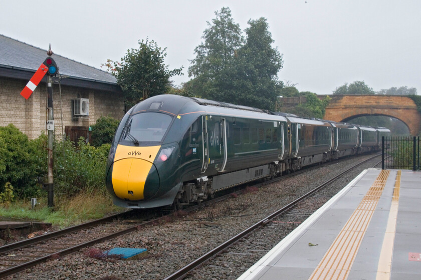 800005, GW 07.50 London Paddington-Great Malvern (1W15, RT), Moreton-in-Marsh station 
 800005 'Aneurin Bevan NHS 1948-2023' departs from Moreton-in-Marsh with the 07.50 Paddington to Great Malvern GWR service. It is passing the down starter signal behind which is the town's Co-op supermarket that sits on the site of a large woodyard. This woodyard is in evidence during a brief stop at Moreton-in-Marsh in February 1979, see.... https://www.ontheupfast.com/p/21936chg/26146591404/x31256-31208-crewe-campaigner-relief 
 Keywords: 800005 07.50 London Paddington-Great Malvern 1W15 Moreton-in-Marsh station Aneurin Bevan NHS 1948-2023