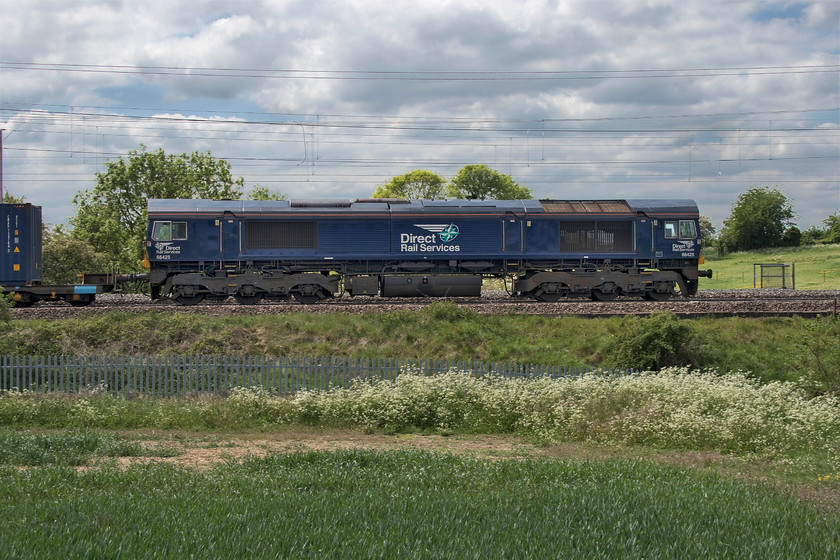 66425, 09.55 Tilbury-DIRFT (4M07), between Roade & Ashton 
 A broadside of 66425 as it heads north leading the 09.55 Tilbury to DIRFT. This locomotive has been operated by DRS since its arrival in the UK in 2007 and now wears the company's revised all-over deep blue livery with a white and light blue logo and white numbers. 
 Keywords: 66425 09.55 Tilbury-DIRFT 4M07 between Roade & Ashton DRS Direct Rail Services