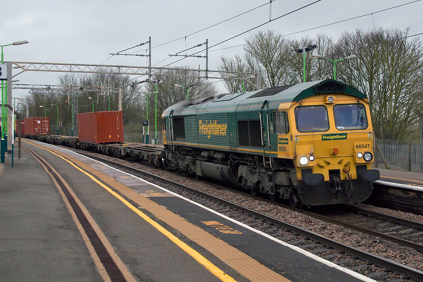 66547, 03.25 Garston FLT-London Gateway (4L52), Wolverton station 
 The 4L52 03.25 Garston to London Gateway Freightliner passes at speed through Wolverton station hauled by 66547. Andy met me just outside the station on this cold and blustery morning that had been a feature of the weather for the previous week....bring on spring and summer! 
 Keywords: 66547 03.25 Garston FLT-London Gateway 4L52 Wolverton station