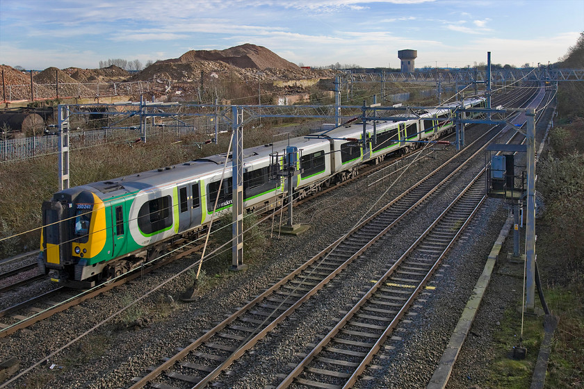 350241, LM 11.13 London Euston-Birmingham New Street (Cancelled from Northampton) (1Y27), site of Roade station 
 London Midland's 350241 passes Roade working the 11.13 Euston to Birmingham New Street. Unfortunately, this service was cancelled from Northampton no doubt forcing passengers for the Midlands to change to an alternative northbound service that would be very crowded. 
 Keywords: 350241 11.13 London Euston-Birmingham New Street Cancelled from Northampton 1Y27 site of Roade station London Midland Desiro