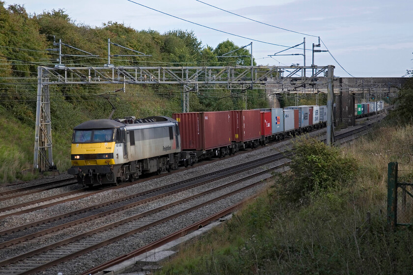 90048, 11.14 Felixstowe North-Trafford Park Freightliner (4M87), Roade 
 The 11.14 Felixstowe to Trafford Park 4M87 Freightliner approaches Roade on a balmy late September evening led by 90048. This is not a local spot that I use very often as it is tricky to get to and is, strictly speaking, a bit of a trespass but not on railway property I hasten to add. 
 Keywords: 90048 11.14 Felixstowe North-Trafford Park Freightliner 4M87 Roade Freightliner