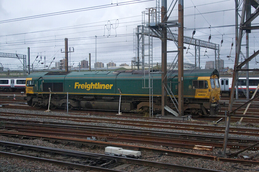 66622, stabled, Wembley Yard 
 Taken at speed from the passing 13.23 Euston to Birmingham New Street 66622 is seen in Wembley Yard stabled and ready for its next turn of duty for Freightliner. 
 Keywords: 66622 stabled, Wembley Yard Freightliner