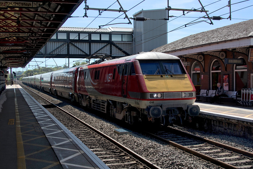 91106, GR 10.33 London King`s Cross-Leeds (1D10, RT), Grantham station 
 Mike and I took a break at Grantham station buying a much-needed coffee from the platform located Costa (other baristas are available!). Whilst we sat and enjoyed our coffee, 91106 arrived with the 10.33 King's Cross to Leeds. I was pleased to see that common sense has prevailed at Grantham since my last visit and that the gate lines have been removed allowing access to the platforms without having to explain the purpose of our visit to staff. We were also surprised and pleased to see that there were a number of free one-hour wait parking spaces just outside of the station entrance. 
 Keywords: 91106 10.33 London King`s Cross-Leeds 1D10 Grantham station