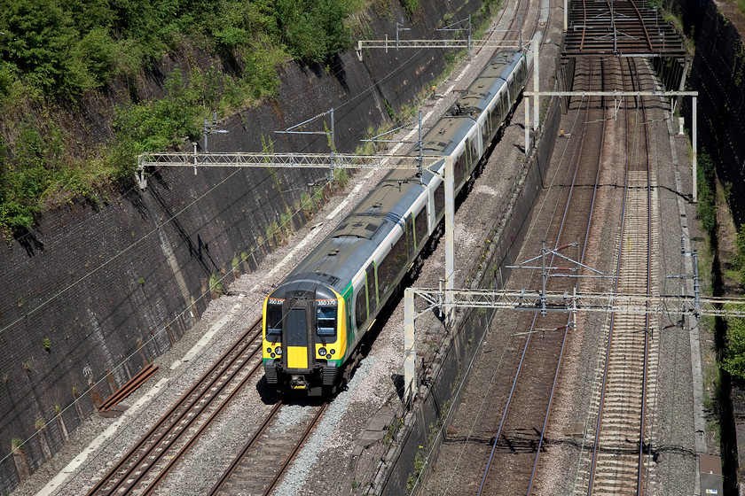 350370, LM 10.53 Rugby-London Euston (Cancelled Crewe-Rugby) (1U24), Roade Cutting 
 Something had obviously gone wrong further north as this service was supposed to have started its journey at Crewe. However, on this morning, 350370 started from Rugby as the 10.53 to Euston running as 1U24. Not far off its advertised time it is seen here passing through Roade Cutting. 
 Keywords: 350370 1U24 Roade Cutting