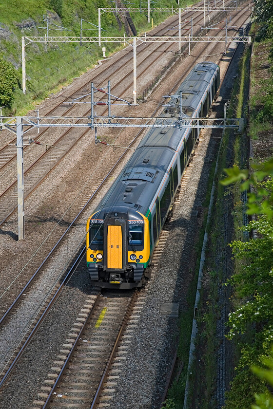 350108, LM 09.14 Birmingham New Street-London Euston, Roade cutting 
 The 09.14 Birmingham to Euston London Midland service passes through Roade cutting worked by 350108. 
 Keywords: 350108 09.14 Birmingham New Street-London Euston Roade cutting London Midland