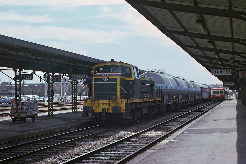 BB63980, shunting & X4900, unidentified working, Nantes station 
 Dating from the 1950s, one of SNCF's Bo Bo shunters number BB63980 moves some tankers and various other stock through Nantes station. Next to it is one of the X4900 'Caravelle' multiple units that were relatively new when this picture was taken. 
 Keywords: BB63980 X4900 Nantes station