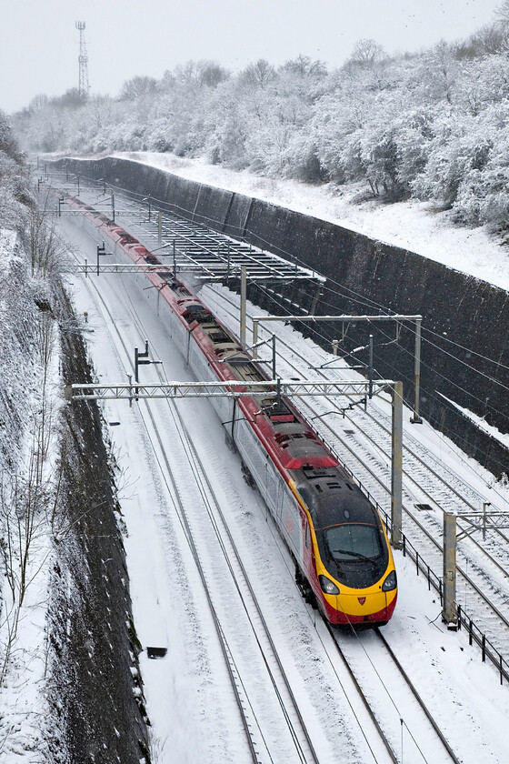 Class 390, 11.05 Wolverhampton-London Euston, Roade cutting