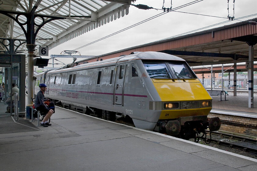 91121, GR 07.08 London King's Cross-York (1N80), York station 
 91121 brings the 07.08 King's Cross terminating service into York's platform six. The train will soon work south again at the rear of the 10.01 return service. Notice the cyclist and his trusty machine waiting in what is about the right spot to load his bike into the DVT 
 Keywords: 91121 07.08 London King's Cross-York 1N80 York station InterCity 225 East Coast