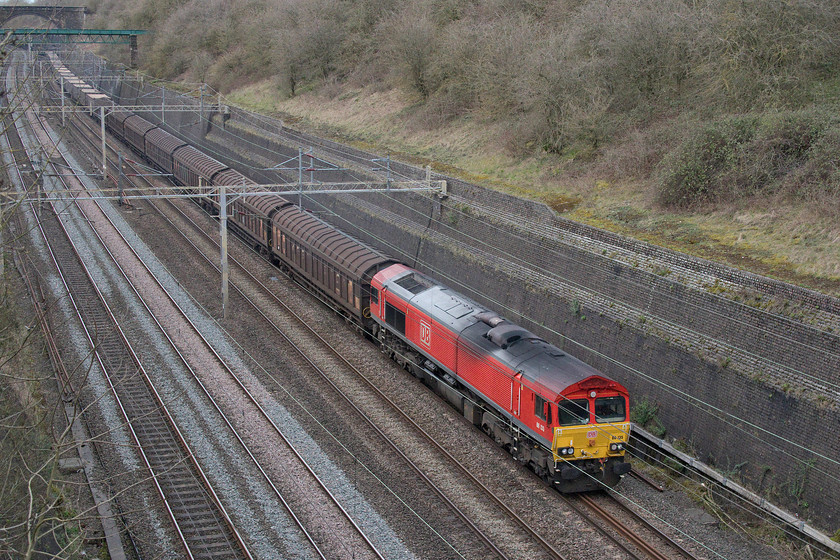 66135, 10.29 Ditton Foundry-Dollands Moor (6O71, 5L), Roade cutting 
 DBS 66135 brings the 10.29 6O71 Ditton to Dollands Moor through Roade cutting. This is a strange train mix of cargowagons and matching set of Freightliner boxes on the rear. 
 Keywords: 66135 10.29 Ditton Foundry-Dollands Moor 6O71 Roade cutting