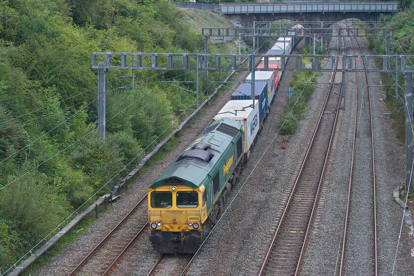 66952, 13.13 Felixstowe North-Lawley Street (4M93, 4E), Hyde Road bridge 
 Freightliner's 66952 passes through Roade seen from the village's Hyde Road bridge. 66952 is leading the 4M93 13.13 Felixstowe North to Lawley Street. 
 Keywords: 66952 13.13 Felixstowe North-Lawley Street 4M93 Hyde Road bridge Freightliner