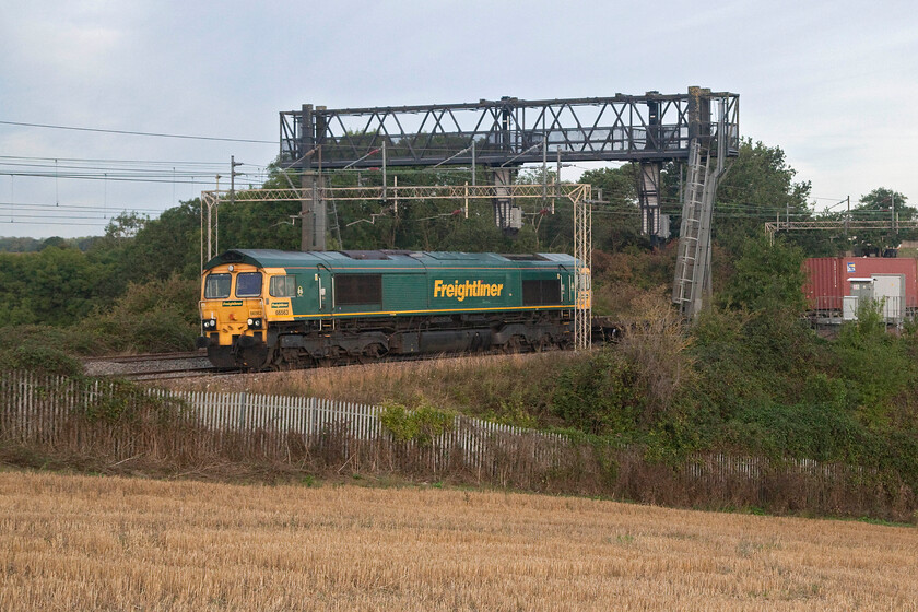 66563, 04.10 Crewe Basford Hall-Felixstowe North (4L89, 13L), between Roade & Ashton 
 The Freightliner operated 4L89 was just a few minutes late here passing between Roade and Northampton in south Northamptonshire when compared to the previous 4Z61 that had passed this spot some five minutes previously. 66563 is seen leading this, the 04.10 Crewe Basford Hall to Felixstowe service that was delayed, like everything else on this autumn morning, by the up and down fast lines closed south of Hanslope Junction all the way to Tring for what appeared to be signalling issues. 
 Keywords: 66563 04.10 Crewe Basford Hall-Felixstowe North 4L89 between Roade & Ashton Freightliner