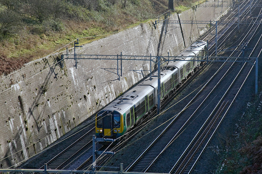 350252, LM 11.13 London Euston-Birmingham New Street (1Y27), Roade cutting 
 350252 catches some welcome glimpses of sunshine as it makes it way through Roade cutting. The London Midland Desiro is forming the 1Y27 11.13 Euston to Birmingham New Street service 
 Keywords: 350252 LM 11.13 London Euston-Birmingham New Street 1Y27 Roade cutting London Midland Desiro