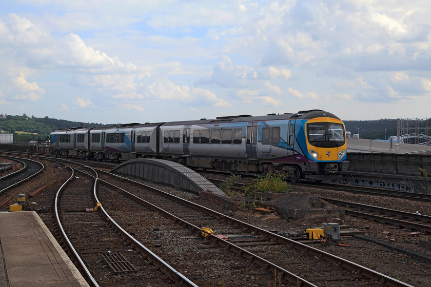 185114, TP 08.50 Scarborough-Liverpool Lime Street (1F84, 6L), Huddersfield station 
 185114 comes off Huddersfield's Viaduct and enters the station working the 08.50 Scarborough to Liverpool Lime Street. 
 Keywords: 185114 1F84 Huddersfield station