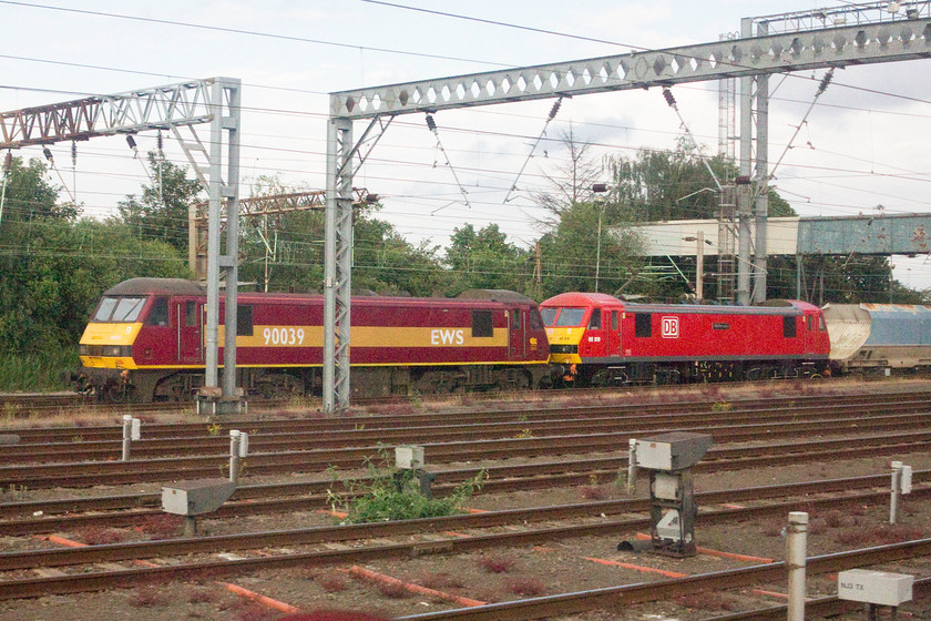 90039 & 90019, 17.21 Wembley-Arpley (6Z77), Wembley yard 
 90039 and 90019 'Multimodal' sit in Wembley Yard leading the 17.21 Wembley to Arpley. This particular combination of locomotives were seen two days earlier working the Dollands Moor to Irvine china clay train. 
 Keywords: 90039 90019 17.21 Wembley-Arpley 6Z77 Wembley yard