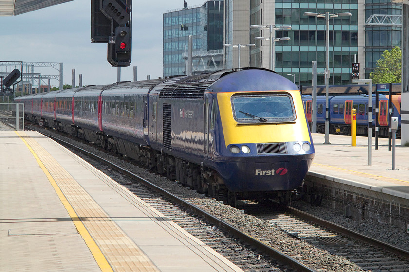 43134, GW 13.15 London Paddington-Cardiff Central (1B37), Reading station 
 A brief burst of sunshine found me the wrong side of the 13.15 Paddington to Cardiff Central as it arrived at Reading. 43134 is the leading power car that was originally part of Western Region set 253032. 
 Keywords: 43134 13.15 London Paddington-Cardiff Central 1B37 Reading station