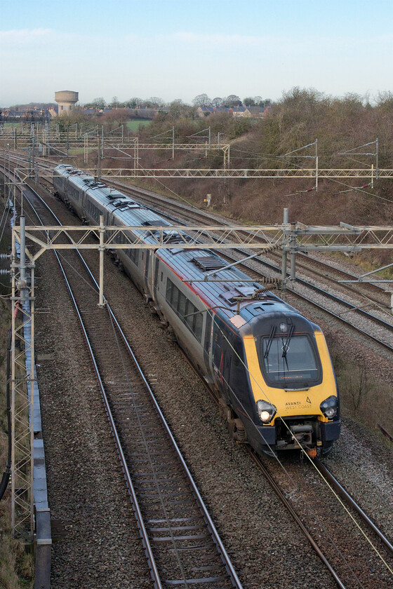 221108, VT 08.53 Holyhead-London Euston (1A26, 32L), Victoria bridge 
 With the withdrawal of the Class 221 Voyagers underway on the WCML route with them going into storage pending future use elsewhere there is still a number in operation. They are to be replaced by a fleet of Class 805 bi-mode units that are undergoing non-mainline testing at the time of writing. By the end of this year (2023) the distinctive sound of the six-cylinder turbo-powered Cummins QSK19-R will no longer be heard on this route. This, for many travellers, will be no bad thing! 
 Keywords: 221108 08.53 Holyhead-London Euston 1A26 Victoria bridge Avanti West Coast Voyager