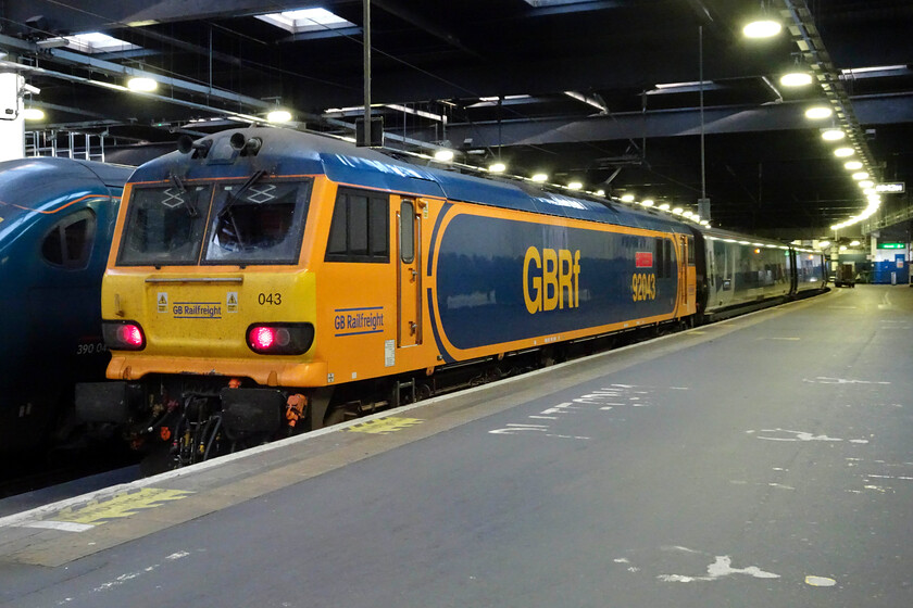 92043, CS 23.30 Glasgow Central & 23.42 Edinburgh Waverley (1M11, 55E), London Euston station 
 GBRf's 92043 'Andy Withers' sits at the head of the up Lowland Sleeper service that had arrived at Euston some time before I arrived at about 06.45. The sleeper service is composed of two trains that come together at Carstairs Junction in the form of the 23.30 ex Glasgow and 23.42 ex Edinburgh. There were still many passengers aboard the sleeper service who were permitted to sleep/snooze/eat breakfast for a good length of time before vacating the train by about 07.30. 
 Keywords: 92043 23.30 Glasgow Central 23.42 Edinburgh Waverley 1M11 London Euston station Andy Withers CS Caledonian sleeper