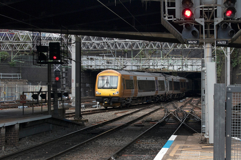 170506, LN 11.12 Shrewsbury-Birmingham New Street (1G27, 3L), Birmingham New Street station 
 Whilst I do not appreciate the revised London Northwestern livery applied to most of its class 350 fleet, West Midlands Railway livery looks a lot better. In the new livery with its gold paintwork, 170506 arrives into Birmingham New Street with the terminating 11.12 from Shrewsbury. 
 Keywords: 170506 11.12 Shrewsbury-Birmingham New Street 1G27 Birmingham New Street station