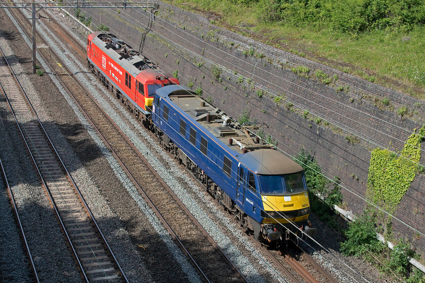 9. 90034 & 92015, 13.32 Crewe TMD-Wembley Yard (0ZXX, RT), Roade cutting