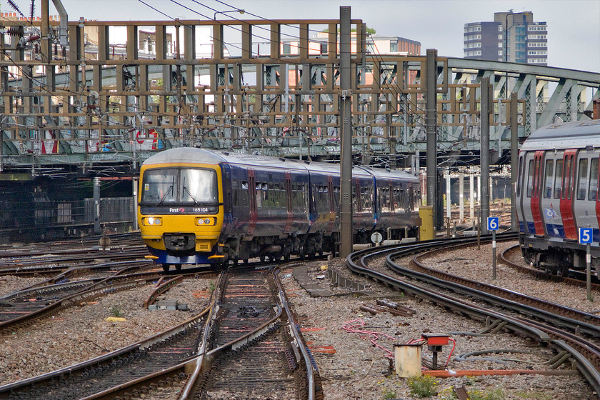 165104, GW 08.03 Hayes & Harlington-London Paddington (2Z18), Paddington LU station 
 After a very dull start to the day the sun has begun to break through the cloud. 165105 winds its way through Paddington station's throat approaching with the 08.03 from Hayes and Harlington whilst a Bakerloo Line service arrives to the right working a Hammersmith to Barking train. 
 Keywords: 165104 08.03 Hayes & Harlington-London Paddington 2Z18 Paddington LU station Turbo First Great Wetsern