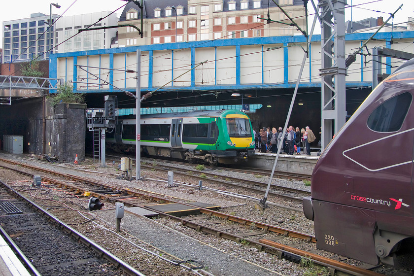 170631, LM 14.47 Shrewsbury-Birmingham New Street (1G43) & 220006, stabled, Birmingham New Street station 
 Passengers are already waiting on New Street's platform 4A to board the return working formed by 170631. It is arriving with the terminating 1G43 14.47 from Shrewsbury. CrossCountry's 220006 is stabled in the centre road. 
 Keywords: 170631 14.47 Shrewsbury-Birmingham New Street 1G43 220006 stabled, Birmingham New Street station London Midland Voyager Turbostar