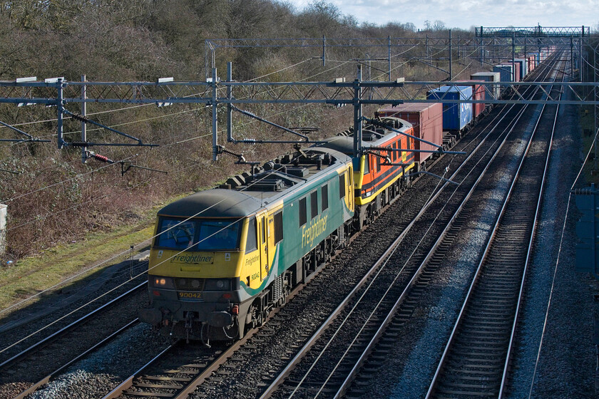 90042 & 90008, 09.12 Felixstowe North-Trafford Park (4M63, 5E), Gordon's Lodge 
 Two of Freightliner's finest pass Gordon's Lodge just north of Hanslope Junction leading the 4M63 09.12 Felixstowe North to Trafford Park service. Leading is regular performer 90042 with former Greater Anglia 90008 second in line, see..... https://www.ontheupfast.com/p/21936chg/30021249694/x90008-16-30-norwich-london-liverpool 
 Keywords: 90042 90008 09.12 Felixstowe North-Trafford Park 4M63 Gordon's Lodge Freightliner