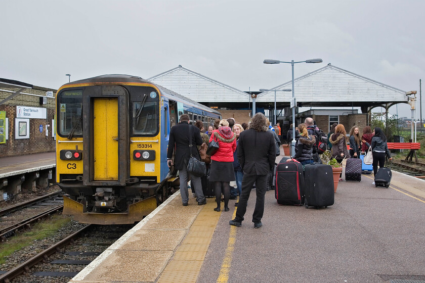 153314, LE 12.17 Great Yarmouth-Norwich, Great Yarmouth station 
 Having just alighted from 153314 here at Great Yarmouth I am going to join the other waiting passengers to rejoin the train and take the same unit back across the Fens to Brundall as the 12.17 to Norwich. As usual, Great Yarmouth is a busy station with many visitors both coming and going from the east coast resort. 
 Keywords: 153314 12.17 Great Yarmouth-Norwich Great Yarmouth station Greater Anglia