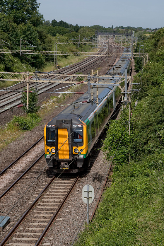 350103 & 350112, LN 11.24 Northampton EMD-MKC ECS (5K14), Victoria Bridge 
 London Northwestern 350103 and 350122 pass Victoria Bridge just south of Roade forming the 11.24 Northampton to London Euston. 
 Keywords: 350103 350112 5K14 Victoria Bridge