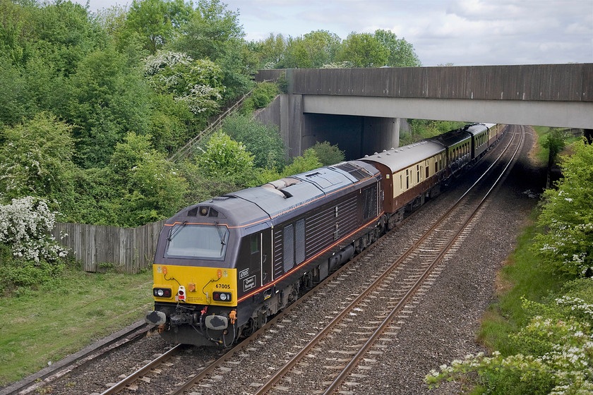 67005, outward leg of The Golden Jubilee Pullman, 07.56 London Victoria-Bridgnorth (1Z56), Hardwick Farm bridge SP463429 
 67005 'Queen's Messenger' is seen on the rear of The Golden Jubilee Pullman passing under the M4o motorway just north of Banbury. The smashing set of Pullman stock (plus a few colour coordinated interlopers!) left Victoria and was shown on RTT as having its destination as Bridgnorth that is the terminus of the Severn Valley Railway. Out of sight on the front haling the train was D9009 'Alycidon', see..... https://www.ontheupfast.com/v/photos/21936chg/28429127604/d9009-golden-jubilee-pullman-07 
 Keywords: 67005 The Golden Jubilee Pullman 07.56 London Victoria-Bridgnorth 1Z56 Hardwick Farm bridge SP463429 Queen's Messenger