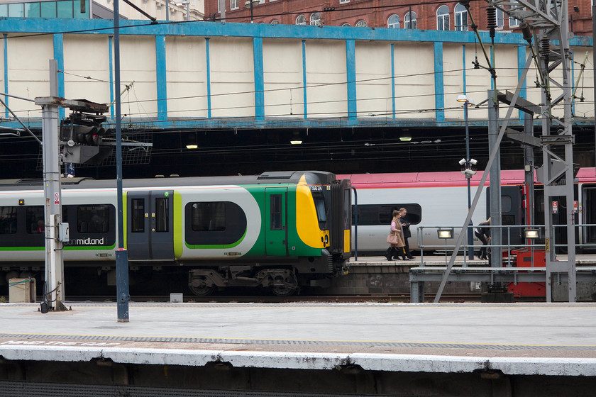 350374, LM 12.36 Birmingham New Street-Liverpool-Lime Street (1F43, RT), Birmingham New Street station 
 London Midland 350374 waits in the bay platform at New Street to work the 12.36 to Liverpool Lime Street. A class 390 Pendolino waits in the adjacent platform. 
 Keywords: 350374 1F43 Birmingham New Street station