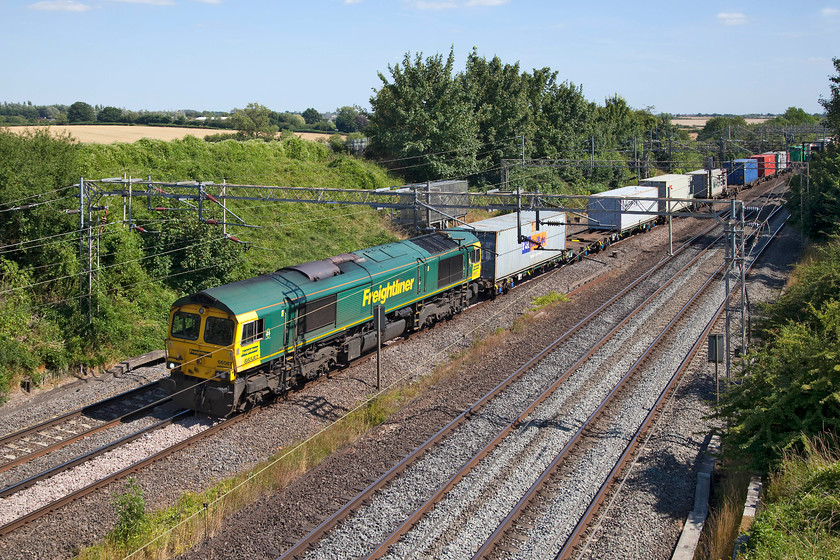 66587, 09.32 Felixstowe North-Trafford Park FLT (4M86), Victoria Bridge 
 66587 passes Victoria Bridge leading the 09.32 Felixstowe North to Trafford Park Freightliner. I believe that this is the 4M86, if anybody can confirm that would be useful! 
 Keywords: 665877, 09.32 Felixstowe North-Trafford Park FLT (4M86), Victoria Bridge