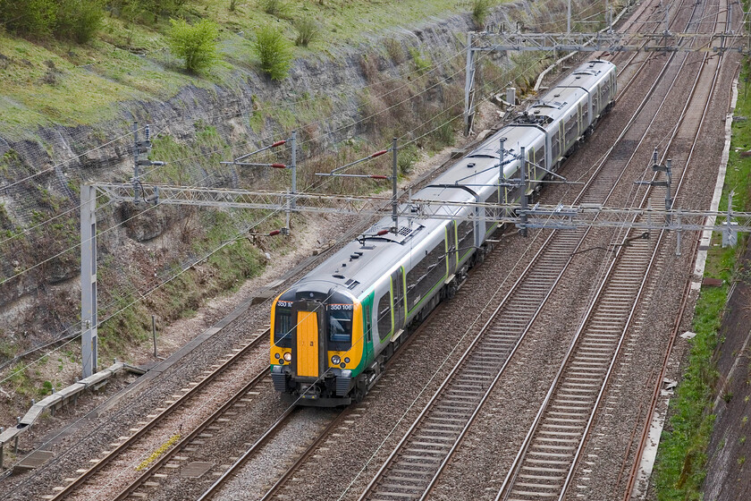 350106, LM 11.49 London Euston-Birmingham New Street, Roade cutting 
 The 11.49 Euston to Birmingham New Street passes through Roade cutting worked by single Desiro 350106. 
 Keywords: 350106 11.49 London Euston-Birmingham New Street Roade cutting