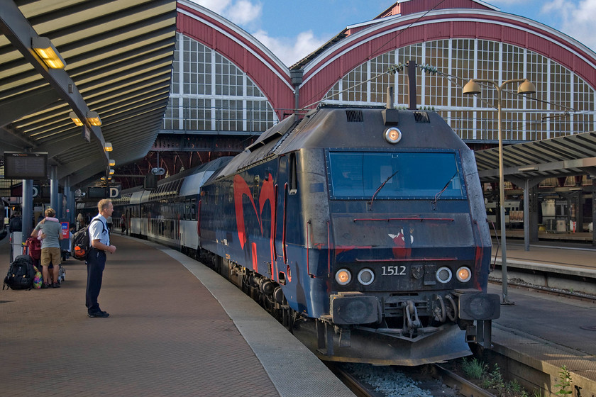 1518, 17.55 sterport-Holbk, Copenhagen Central station 
 A couple of DSB drivers exchange some Danish words in the afternoon sunshine at Copenhagen Central station. The 17.55 sterport to Holbk is being hauled by Class ME 1518. This locomotive arrived at Rdbyhavn on 08.03.83 having been constructed by Henschel & Son in Kassel, Germany. 
 Keywords: 1518 17.55 sterport-Holbk Copenhagen Central stationDSB Class ME