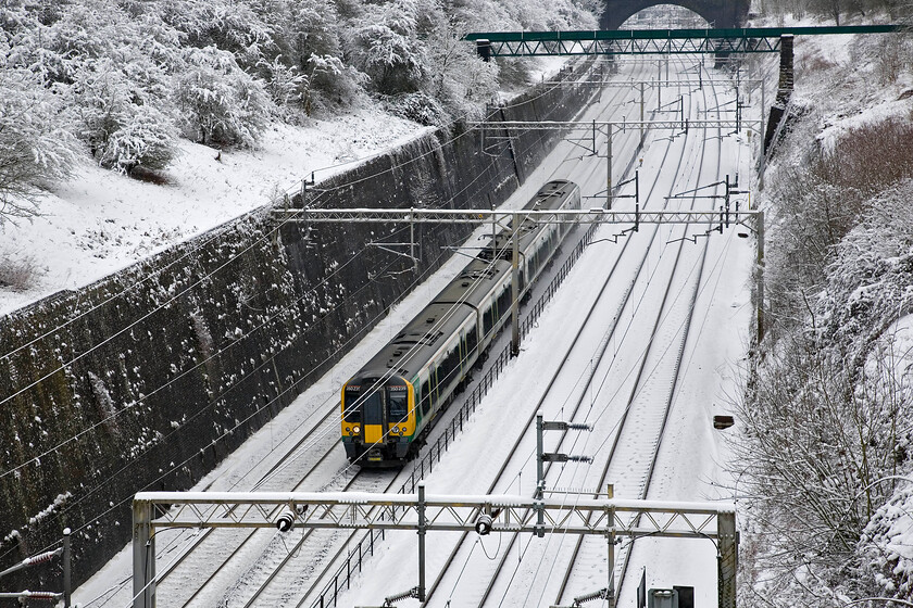 350239, 10.28 London Euston-Birmingham New Street, Roade cutting