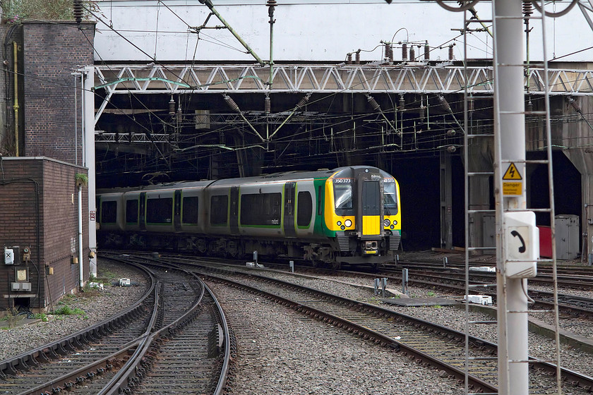 350373, LM 13.34 London Euston-Birmingham New Street (2Y23, 4L), Birmingham New Street station 
 London Midland 350373 comes out of the tunnel and into New Street station with the 13.34 from London Euston. 
 Keywords: 350373 2Y23 Birmingham New Street station