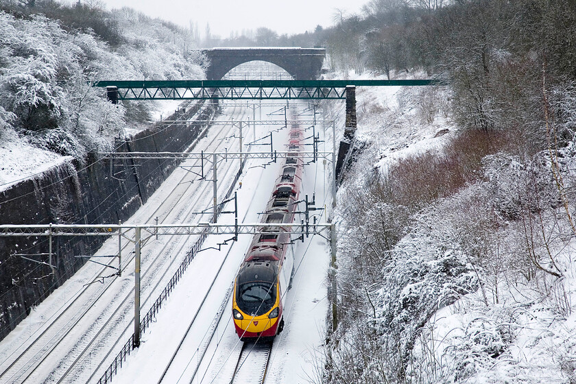 Class 390, 11.20 London Euston-Manchester Piccadilly Roade cutting