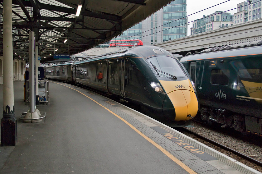 800028, GW 06.57 Taunton-London Paddington (1A10, 2L), London Paddington station 
 As a New Routmaster bus crosses Bishop's Bridge 800028 arrives at Paddington's platform one working the 1A10 06.57 from Taunton. 
 Keywords: 800028 06.57 Taunton-London Paddington 1A10 London Paddington station