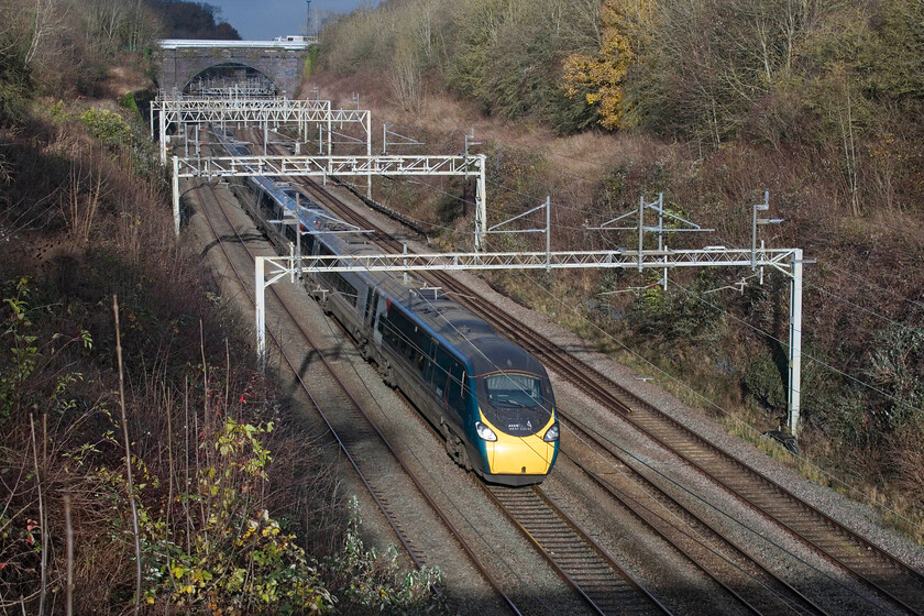 390151, VT 08.38 Liverpool Lime Street-London Euston (1A16, RT), Hyde Road bridge 
 Catching some welcome winter sunshine 390151 passes through Roade cutting taken from the village's Hyde Road bridge. The AWC Pandolino is working the 08.38 Liverpool Lime Street to Euston service. 
 Keywords: 390151 08.38 Liverpool Lime Street-London Euston 1A16 Hyde Road bridge Avanti West Coast Pendolino