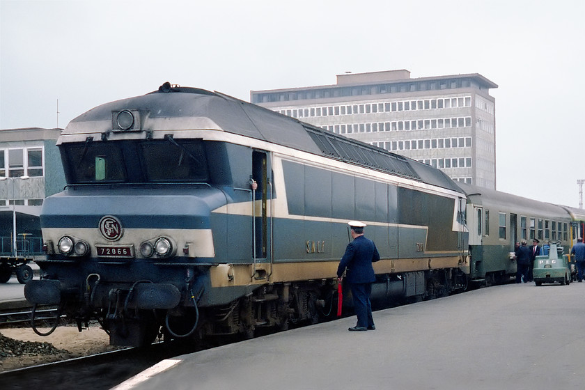 72066, unidentified working, Nantes station 
 Class C'C' 72066 has just arrived at Nantes station amid much activity on the platform. The tower block in the background is the station building and it still stands today even though the rest of the station has been extensively re-moddelled. 
 Keywords: 72066 Nantes station