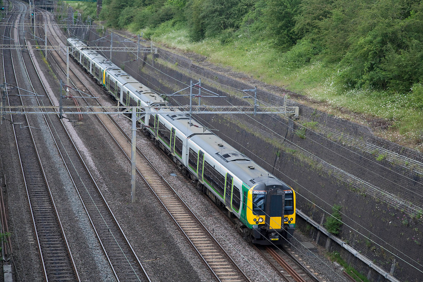 350375 & 350254, LN 14.54 Birmingham New Street-London Euston (2Y14, RT), Roade Cutting 
 London Northwestern 350375 and 350254 pass through Roade Cutting working the 14.54 Birmingham New Street to London Euston. This was an afternoon of sunshine and cloud, obviously, at the moment trains passed then the sun disappeared! 
 Keywords: 350375 350254 2Y14 Roade Cutting