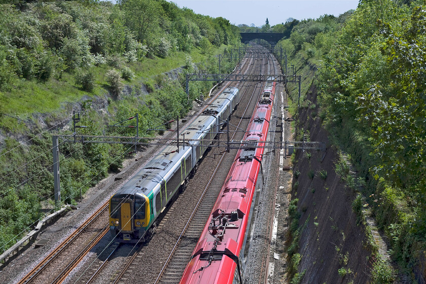 350130, LM 11.53 London Euston-Northampton (2N15) & class 390, VT 12.28 London Euston-Glasgow Central (1S67), Roade cutting 
 As London Midland's 350130 passes through Roade cutting working the 11.53 Euston to Northampton service it is overtaken by a Virgin Pendolino. The unidentified Class 390 was working the 1S67 12.38 Euston to Glasgow Central that left London forty-five minutes after the Class 350. 
 Keywords: 350130 11.53 London Euston-Northampton 2N15 class 390 12.28 London Euston-Glasgow Central 1S67 Roade cutting London Midland Desiro Virgin Trains West Coast Pendolino