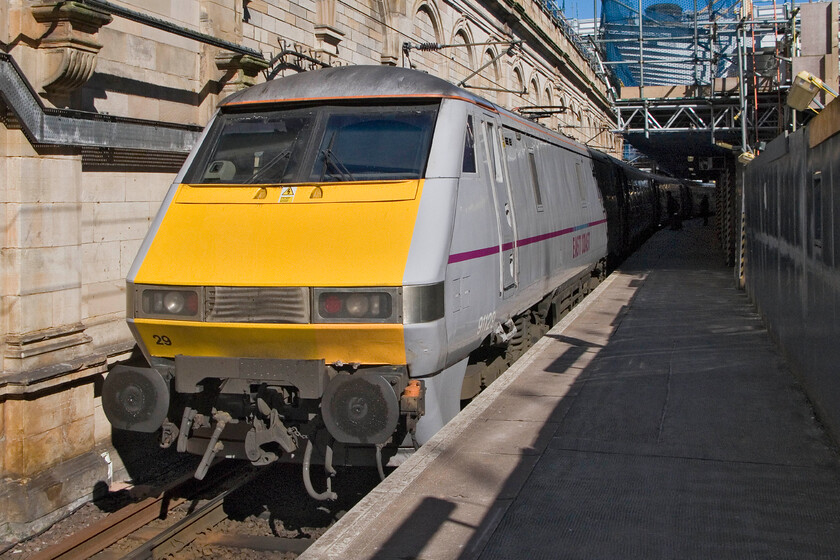 91129, GR 15.30 Edinburgh Waverley-London King's Cross, Edinburgh Waverley station 
 Catching some afternoon sunshine at Edinburgh Waverley station 91129 will work the 15.30 East Coast service to King's Cross. The East Coast livery does not look particularly impressive but as a subsidiary of the state-owned and run Directly Operated Railways its priority is probably not how the trains look but that they actually run offering a proper service to customers. East Coast have now been running services since the disastrous operations of NXEC on ceased on 13.0.11.09 with them not even managing two of their awarded seven years; private enterprise at its best! 
 Keywords: 91129 15.30 Edinburgh Waverley-London King's Cross Edinburgh Waverley station East Coast IC225