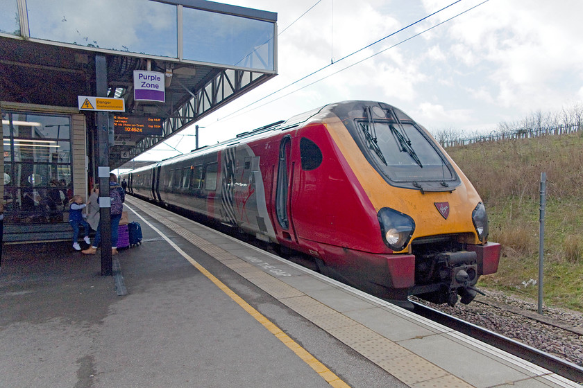 221115, VT 10.10 London Euston-Chester (1D64), Milton Keynes Central station 
 221115 'Sir Francis Drake' pauses at Milton Keynes Central station's platform six with the 10.10 Euston to Chester. 
 Keywords: 221115 10.10 London Euston-Chester 1D64 Milton Keynes Central station