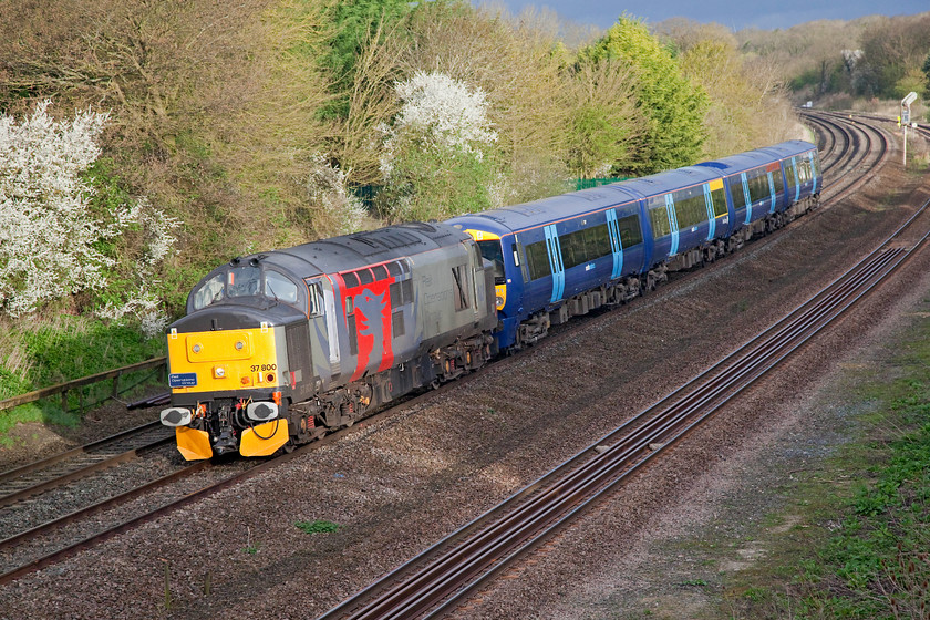 37800 & 375811, 05.43 Derby Litchurch Lane-Ramsgate EMUD (5Q57), Sharnbrook Junction Tl002598 
 37800 tows refurbished 375811 on the up fast line just north of Sharnbrook Junction. It has slowed as it is about to move to the up slow for its journey south as the 5Q57 05.43 Derby Litchurch Lane to Ramsgate EMUD. The 375 is returning south having been refurbished by Bombardier at Derby. 
 Keywords: 37800 375811 5Q57 Sharnbrook Junction Tl002598